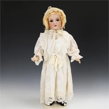 Fille blonde en robe blanche. Kämmer & Reinhardt