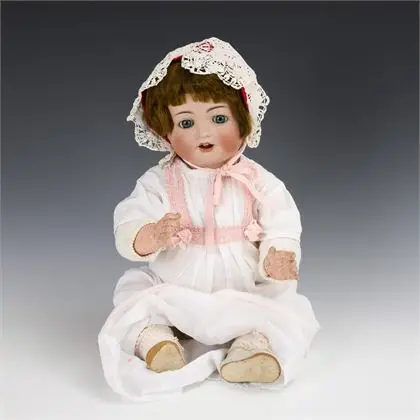 Bébé de caractère en robe blanche. Kämmer & Reinhardt