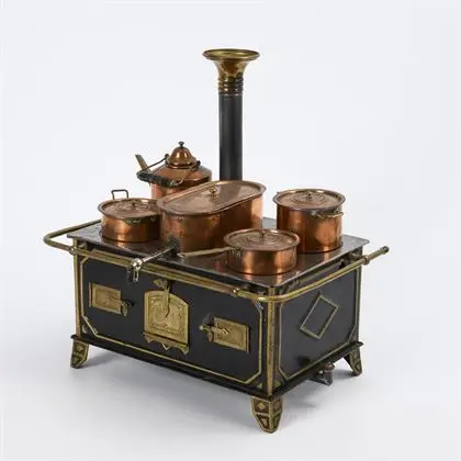 Cuisinière en tôle avec casseroles en cuivre