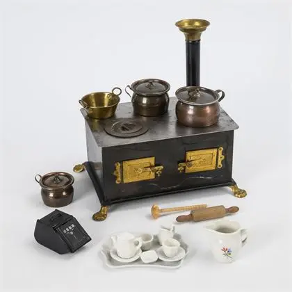 Petit fourneau en tôle et accessoires pour maison de poupée. Gebrüder Bing, Nuremberg