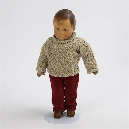 Garçon poupée avec pantalon bordeaux. Käthe Kruse