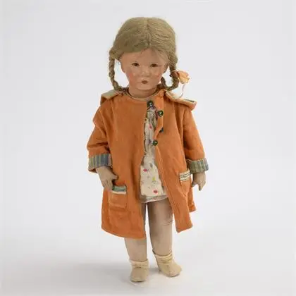 Fille poupée blonde en peignoir. Käthe Kruse