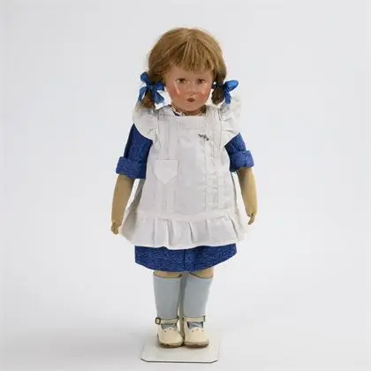 Poupée fille avec tablier blanc. Käthe Kruse
