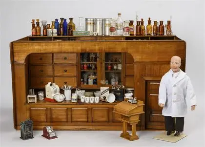 Ancienne pharmacie de maison de poupée richement équipée