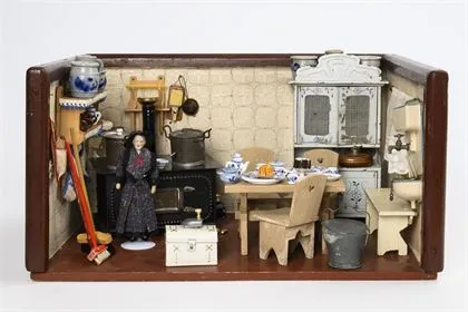 Puppenküche mit Blechschrank