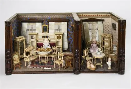 Große Puppenstube mit Frontsäulen