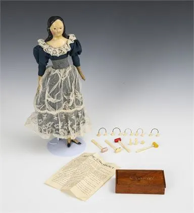 Biedermeier-Brustkopfpuppe und "Croquet"-Spiel