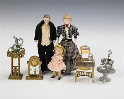 3 Püppchen und 5 Teile für die Puppenstube