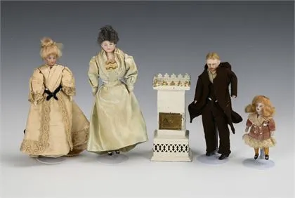 4 Püppchen und Ofen für die Puppenstube