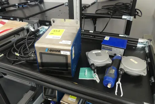 KOLVER Système de vissage industriel avec unité de commande, visseuse électrique, équilibreur et boîtier de contrôle
