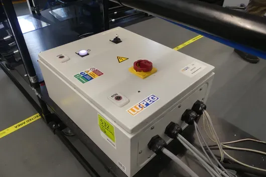 Poste de distribution avec table roulante