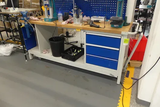 Workbench with back panel and vise, without further contents