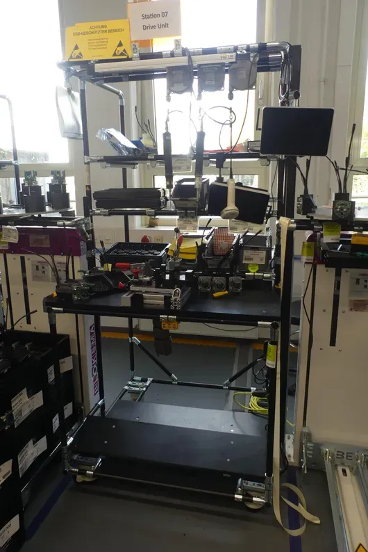 STATION 7 - Poste de montage avec technique, sans autre contenu