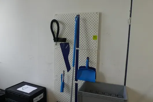 Cleaning station with wall bracket
