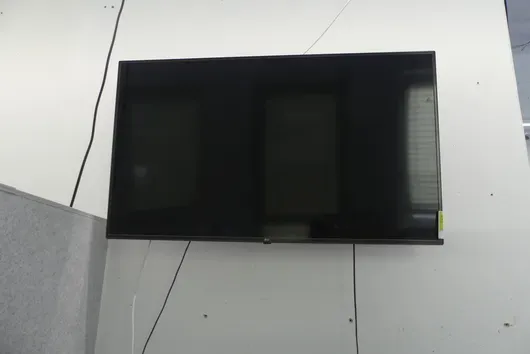Displej LG 55LJ615V s nástěnným držákem