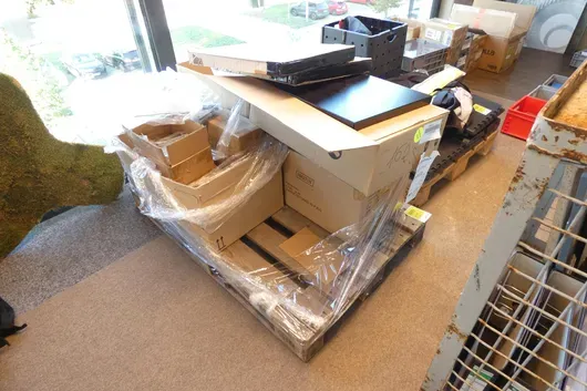 1x pallet with contents