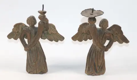 Anges porte-cierges. – Paire d'anges portant un chandelier avec bras levé