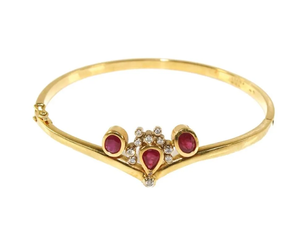 Bangle in yellow gold 750 with 3 Siam rubies and 9 brilliants