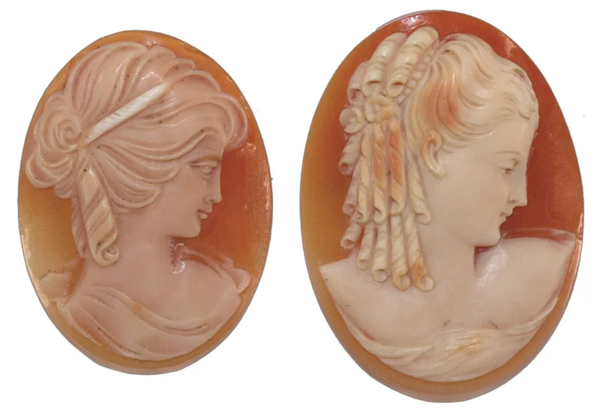 Shell cameo – fine shell cameo, portrait of a young woman with detailed curls, approx. 4 x 2.8 cm