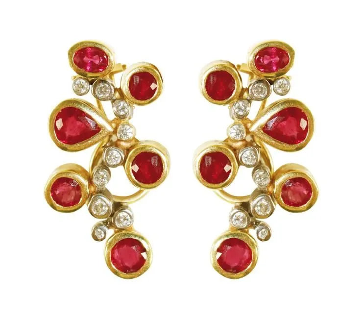 Clips d'oreille, paire – en or jaune et blanc, 750, avec 12 rubis Siam de bonne qualité env. 5,5 ct et 16 brillants env. 0,52 ct
