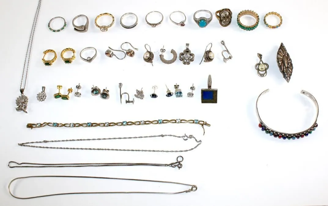 Silberschmuck. – Sammlung aus Ringen, Anhänger, Ohrschmuck