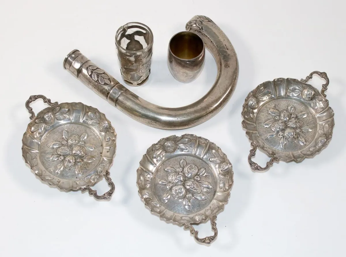 Hanau probable – Trois coupes à oreilles avec décor de fruits martelé