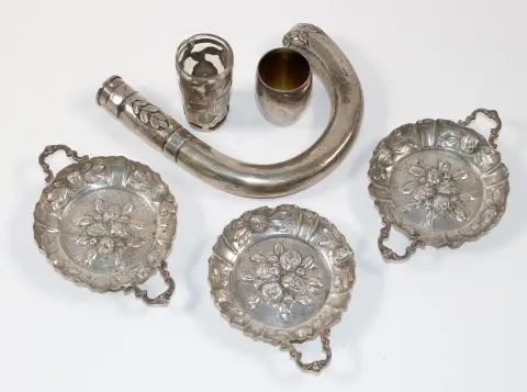 Hanau probable – Trois coupes à oreilles avec décor de fruits martelé