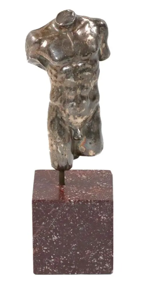 Italien Silbertorso. – Männlicher Torso im antikisierten Stil auf Marmorsockel