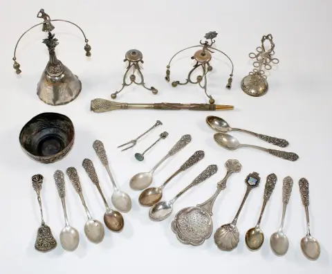 Silbersammlung. – Aus Besteckteilen u