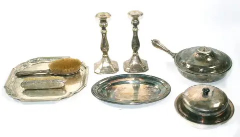 Silber u. versilbertes. – Silbertablett, mehrpassig mit Reliefdekor