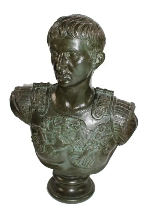 Empereur Auguste – Buste en bronze de l'empereur avec plastron orné de scènes mythologiques en relief