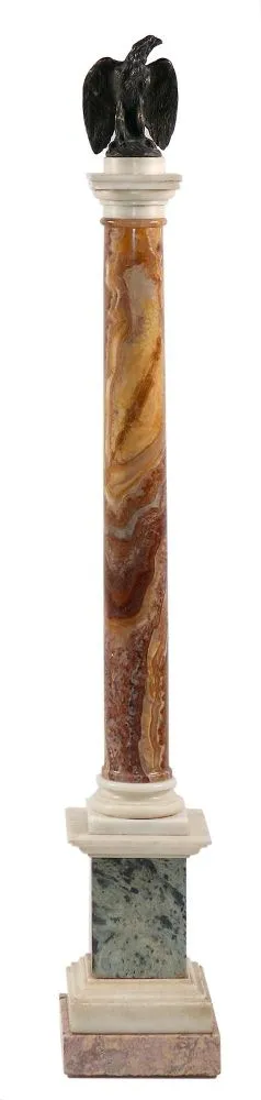 Colonne néoclassique – en marbre rouge, vert et blanc