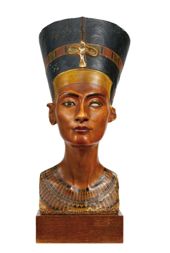 Néfertiti. – Plâtre, polychromé avec belle patine