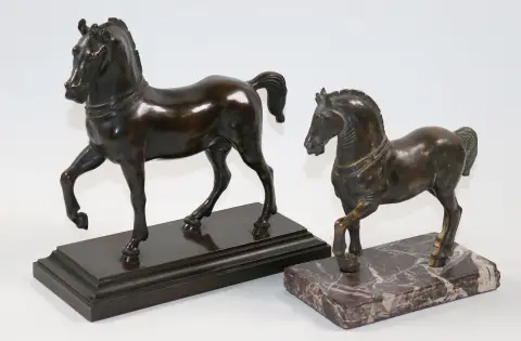 Bronze de chevaux – Paire de sculptures de chevaux sur marbre ou bronze