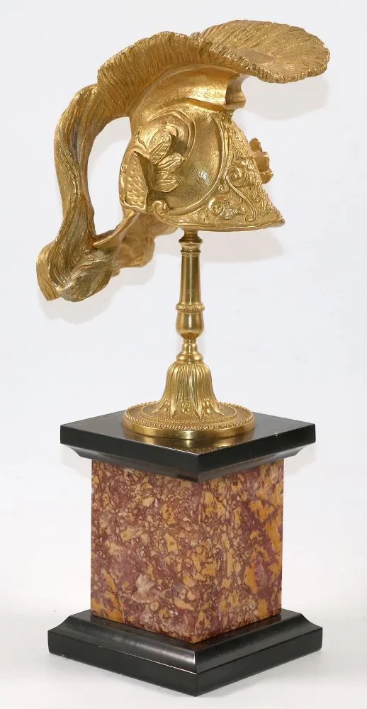 Casque romain – sur socle en marbre