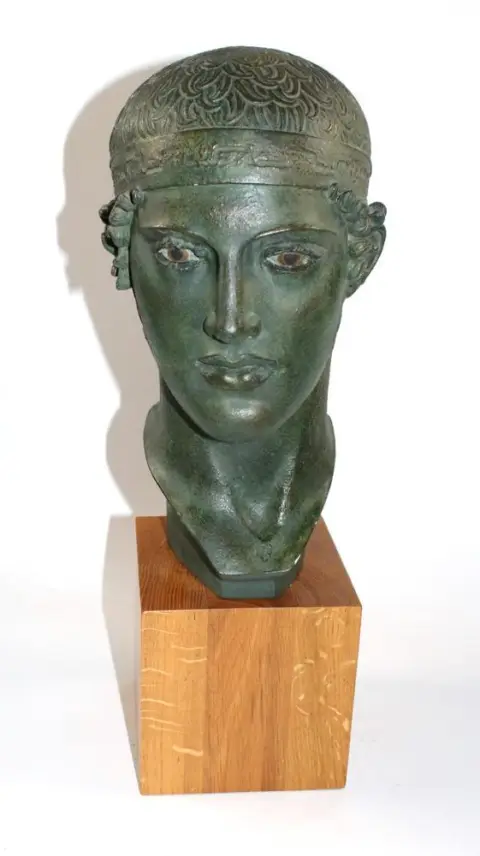 Aurige de Delphes. Buste en plâtre autorisé avec polychromie et