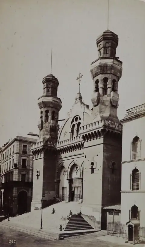 Alger (titre de couverture). Album avec 12 photographies à l'albumine montées sur cartons