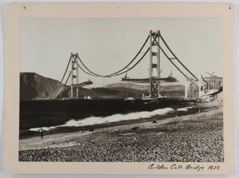 Golden Gate Bridge. – Photographie, montée sur carton (datée 1936). 25 x 35 cm