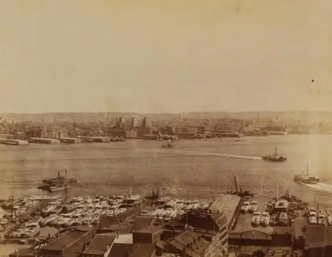 Album of Photographs – (titre de la reliure)