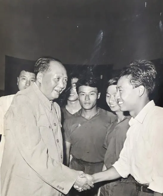 Mao Zedong – schudt spelers van het Chinese tafeltennis nationale team de hand, persfoto
