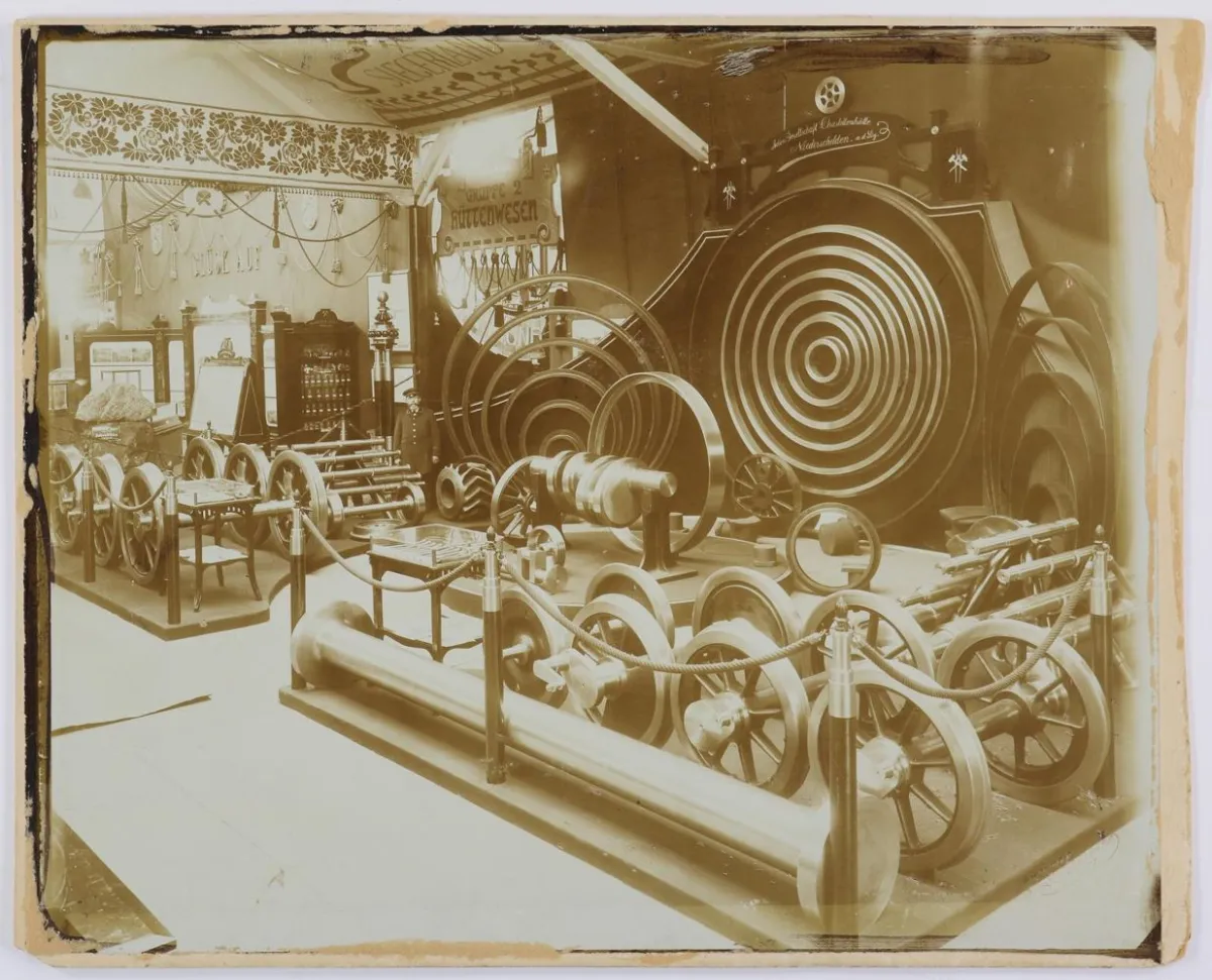 Eisenbahnräder. – Photographie der Charlottenhütte anlässlich der Metallurgie, Industrieausstellung Siegen 1905