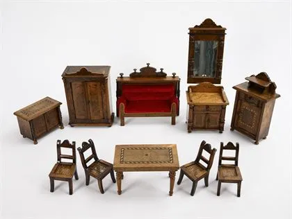 Konvolut Puppenmöbel mit rotem Sofa