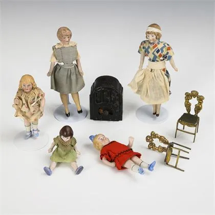 Konvolut mit 5 Püppchen für die Puppenstube