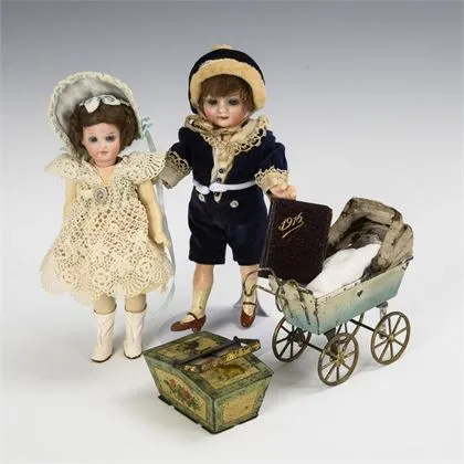2 Püppchen mit Glasaugen, Puppenwagen, Blechkorb und Buch für die Puppenstube