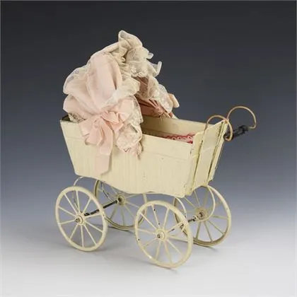 Witte poppenwagen. Götz & Sohn