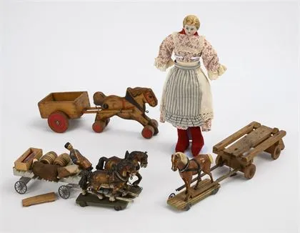 3 paardenkoetsen van hout en massa, plus borstkophoofdpop