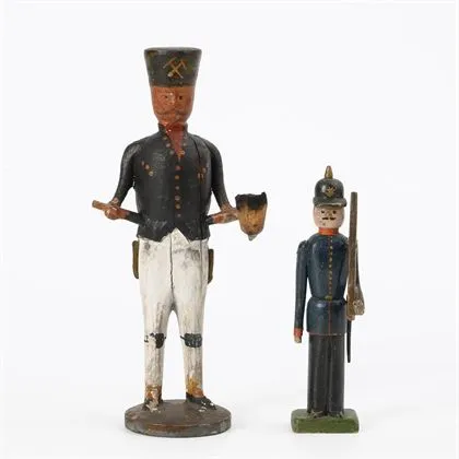 Früher Leuchter-Bergmann und kleiner Soldat mit Pickelhaube. Erzgebirge