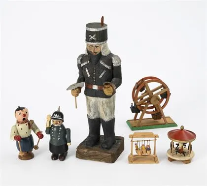 Mijnwerker, 2 figuren en 3 jaarmarktspeelgoed. Erzgebirge