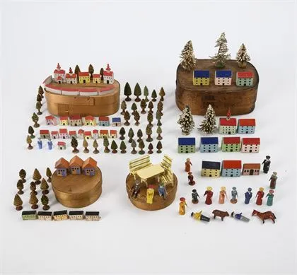4 kleine spaandoosjes met miniatuurspeelgoed. Erzgebirge