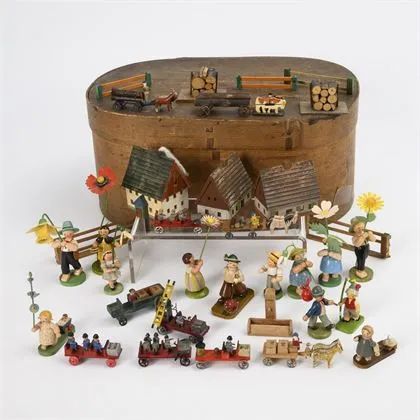 Lot miniatuurspeelgoed in grote spaandoos. Ertsgebergte